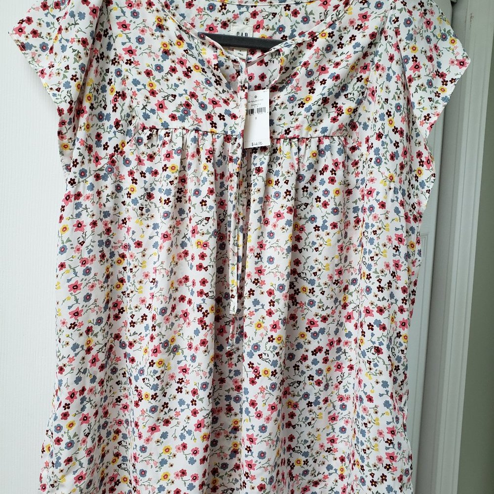 GAP Floral Blouse - Size Small; NWT